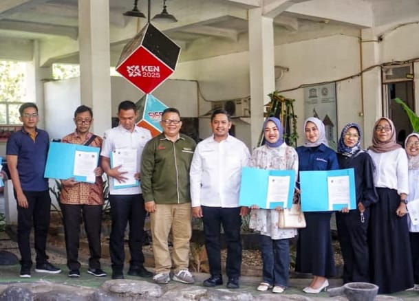 Kepala Disparpora Kota Sawahlunto, Meldi Hidayah Marta, S.STP., M.Si., bersama sejumlah pelaku industri pariwisata. (Foto: Humas Disparpora)